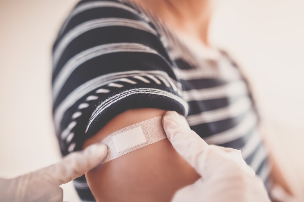 Eine Frau und ein Arzt im Krankenhaus nach der Impfung gegen Covid-19.