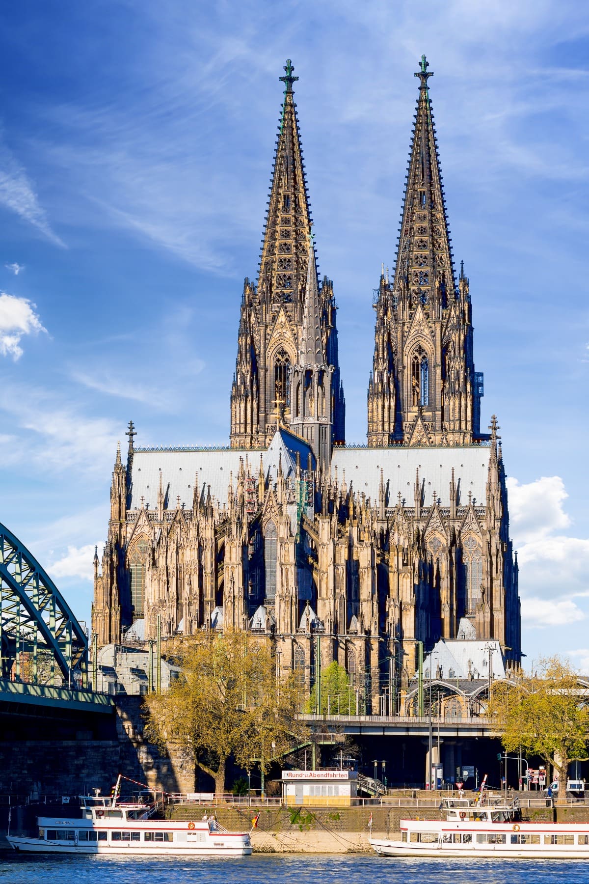 Der gotische Koelner Dom mit zwei Tuermen am Rhein bei blauem Himmel